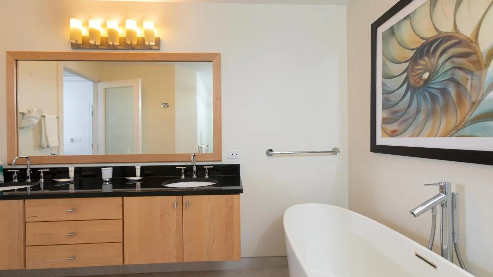 South Bay Beach Club 33 - 3 Bedroom 2 Bathroom Unit 조지 타운