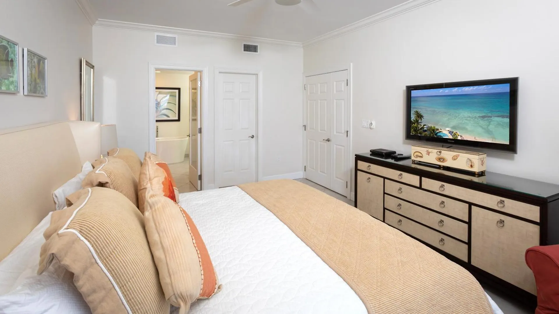 아파트 South Bay Beach Club 33 - 3 Bedroom 2 Bathroom Unit 조지 타운